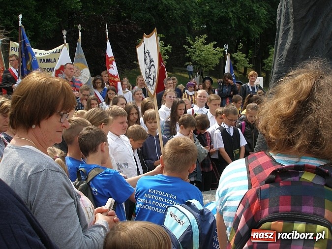 Zdjęcie w galerii na portalu naszraciborz.pl: Rodzina Szkół im. Jana Pawła II z pielgrzymką na Górze św. Anny  wiadomości z regionu
