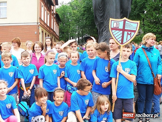 Zdjęcie w galerii na portalu naszraciborz.pl: Rodzina Szkół im. Jana Pawła II z pielgrzymką na Górze św. Anny  wiadomości z regionu
