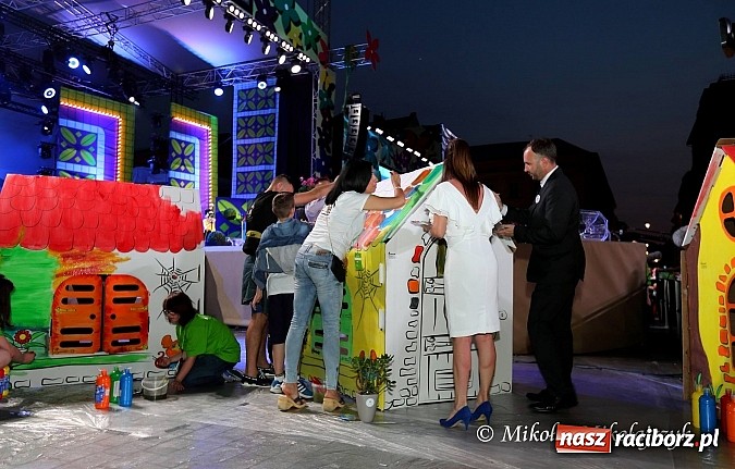 Zdjęcie w galerii na portalu naszraciborz.pl: Wychowankowie raciborskiego poprawczaka gośćmi Anny Dymnej wiadomości z regionu