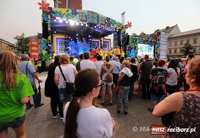Zdjęcie w galerii na portalu naszraciborz.pl: Wychowankowie raciborskiego poprawczaka gośćmi Anny Dymnej wiadomości z regionu