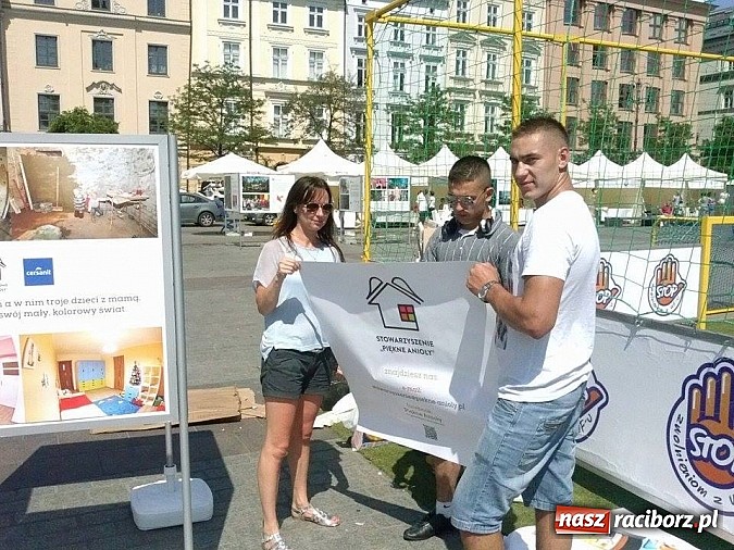 Zdjęcie w galerii na portalu naszraciborz.pl: Wychowankowie raciborskiego poprawczaka gośćmi Anny Dymnej wiadomości z regionu