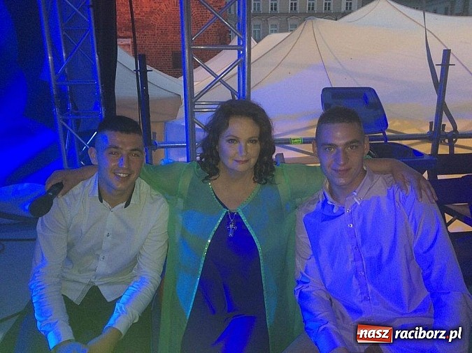 Zdjęcie w galerii na portalu naszraciborz.pl: Wychowankowie raciborskiego poprawczaka gośćmi Anny Dymnej wiadomości z regionu