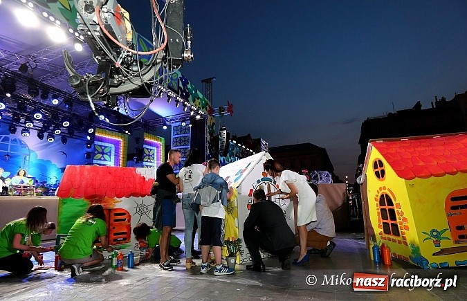 Zdjęcie w galerii na portalu naszraciborz.pl: Wychowankowie raciborskiego poprawczaka gośćmi Anny Dymnej wiadomości z regionu