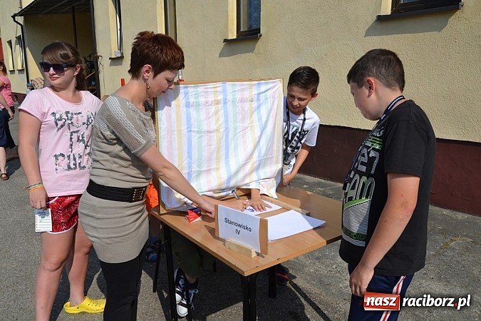 Zdjęcie w galerii na portalu naszraciborz.pl: Policjanci, strażacy i klaun zrobili furorę, piękna pogoda i mnóstwo atrakcji dopełniło reszty. Dzień Dziecka w Jankowicach za nami!  wiadomości z regionu