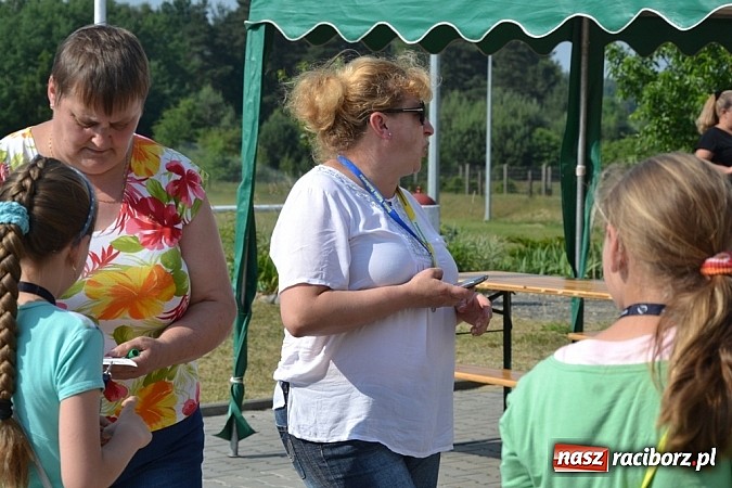 Zdjęcie w galerii na portalu naszraciborz.pl: Policjanci, strażacy i klaun zrobili furorę, piękna pogoda i mnóstwo atrakcji dopełniło reszty. Dzień Dziecka w Jankowicach za nami!  wiadomości z regionu