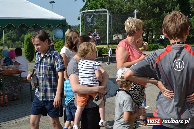Zdjęcie w galerii na portalu naszraciborz.pl: Policjanci, strażacy i klaun zrobili furorę, piękna pogoda i mnóstwo atrakcji dopełniło reszty. Dzień Dziecka w Jankowicach za nami!  wiadomości z regionu