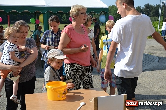 Zdjęcie w galerii na portalu naszraciborz.pl: Policjanci, strażacy i klaun zrobili furorę, piękna pogoda i mnóstwo atrakcji dopełniło reszty. Dzień Dziecka w Jankowicach za nami!  wiadomości z regionu