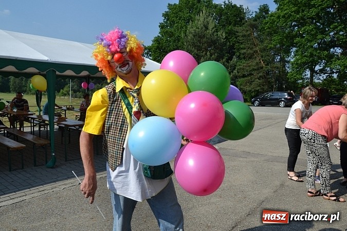 Zdjęcie w galerii na portalu naszraciborz.pl: Policjanci, strażacy i klaun zrobili furorę, piękna pogoda i mnóstwo atrakcji dopełniło reszty. Dzień Dziecka w Jankowicach za nami!  wiadomości z regionu