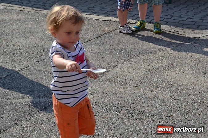 Zdjęcie w galerii na portalu naszraciborz.pl: Policjanci, strażacy i klaun zrobili furorę, piękna pogoda i mnóstwo atrakcji dopełniło reszty. Dzień Dziecka w Jankowicach za nami!  wiadomości z regionu