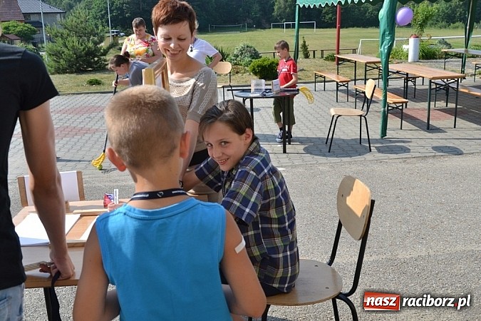 Zdjęcie w galerii na portalu naszraciborz.pl: Policjanci, strażacy i klaun zrobili furorę, piękna pogoda i mnóstwo atrakcji dopełniło reszty. Dzień Dziecka w Jankowicach za nami!  wiadomości z regionu