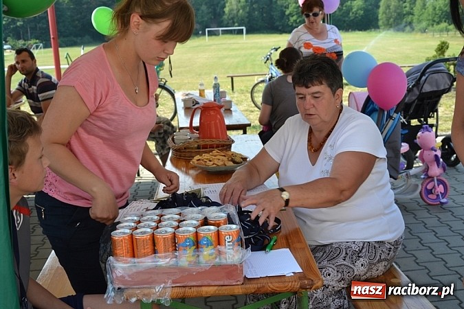 Zdjęcie w galerii na portalu naszraciborz.pl: Policjanci, strażacy i klaun zrobili furorę, piękna pogoda i mnóstwo atrakcji dopełniło reszty. Dzień Dziecka w Jankowicach za nami!  wiadomości z regionu