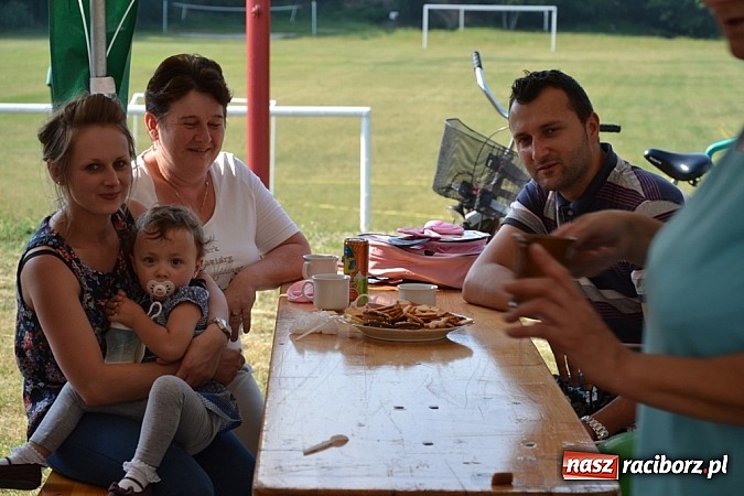 Zdjęcie w galerii na portalu naszraciborz.pl: Policjanci, strażacy i klaun zrobili furorę, piękna pogoda i mnóstwo atrakcji dopełniło reszty. Dzień Dziecka w Jankowicach za nami!  wiadomości z regionu