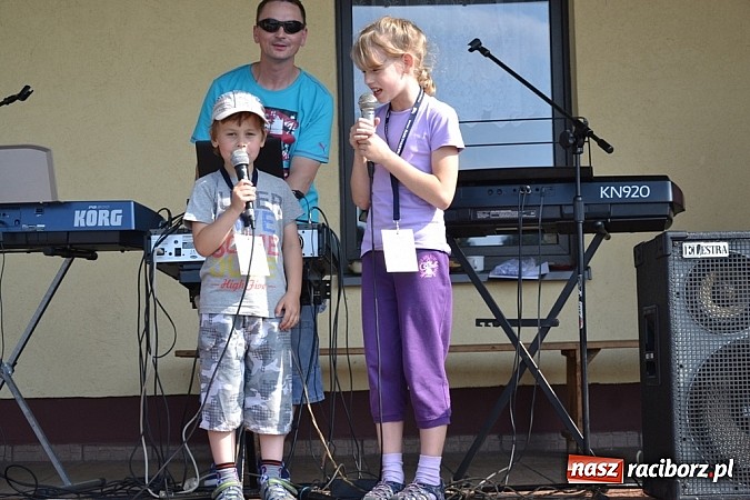Zdjęcie w galerii na portalu naszraciborz.pl: Policjanci, strażacy i klaun zrobili furorę, piękna pogoda i mnóstwo atrakcji dopełniło reszty. Dzień Dziecka w Jankowicach za nami!  wiadomości z regionu