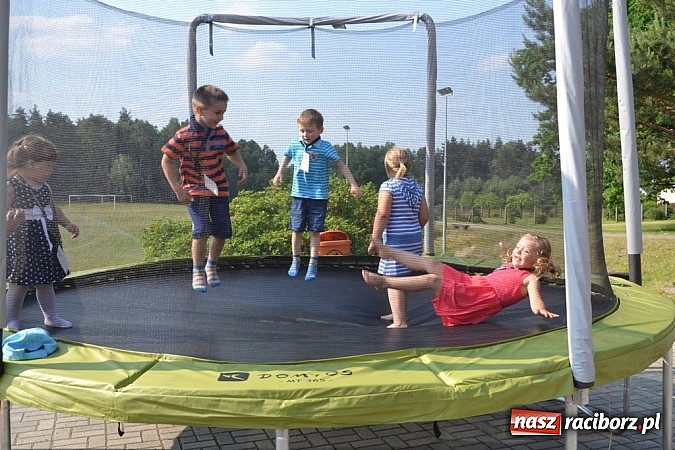 Zdjęcie w galerii na portalu naszraciborz.pl: Policjanci, strażacy i klaun zrobili furorę, piękna pogoda i mnóstwo atrakcji dopełniło reszty. Dzień Dziecka w Jankowicach za nami!  wiadomości z regionu