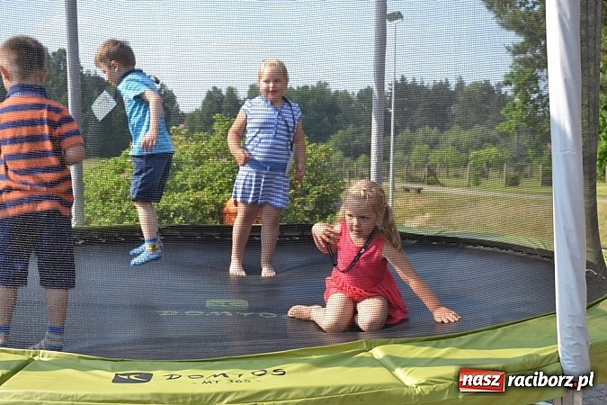 Zdjęcie w galerii na portalu naszraciborz.pl: Policjanci, strażacy i klaun zrobili furorę, piękna pogoda i mnóstwo atrakcji dopełniło reszty. Dzień Dziecka w Jankowicach za nami!  wiadomości z regionu