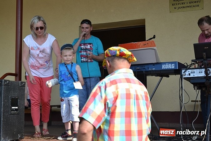 Zdjęcie w galerii na portalu naszraciborz.pl: Policjanci, strażacy i klaun zrobili furorę, piękna pogoda i mnóstwo atrakcji dopełniło reszty. Dzień Dziecka w Jankowicach za nami!  wiadomości z regionu