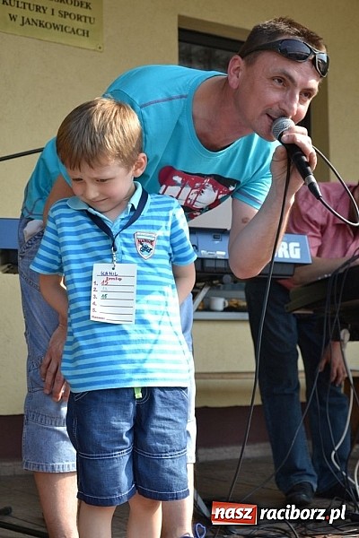 Zdjęcie w galerii na portalu naszraciborz.pl: Policjanci, strażacy i klaun zrobili furorę, piękna pogoda i mnóstwo atrakcji dopełniło reszty. Dzień Dziecka w Jankowicach za nami!  wiadomości z regionu
