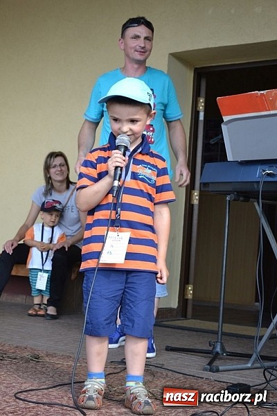 Zdjęcie w galerii na portalu naszraciborz.pl: Policjanci, strażacy i klaun zrobili furorę, piękna pogoda i mnóstwo atrakcji dopełniło reszty. Dzień Dziecka w Jankowicach za nami!  wiadomości z regionu