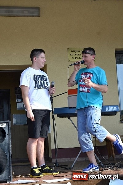 Zdjęcie w galerii na portalu naszraciborz.pl: Policjanci, strażacy i klaun zrobili furorę, piękna pogoda i mnóstwo atrakcji dopełniło reszty. Dzień Dziecka w Jankowicach za nami!  wiadomości z regionu