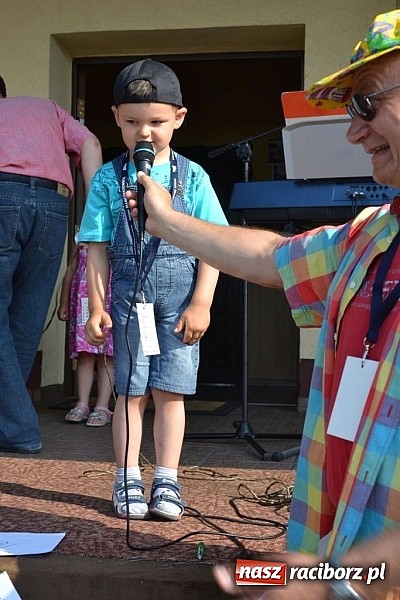 Zdjęcie w galerii na portalu naszraciborz.pl: Policjanci, strażacy i klaun zrobili furorę, piękna pogoda i mnóstwo atrakcji dopełniło reszty. Dzień Dziecka w Jankowicach za nami!  wiadomości z regionu
