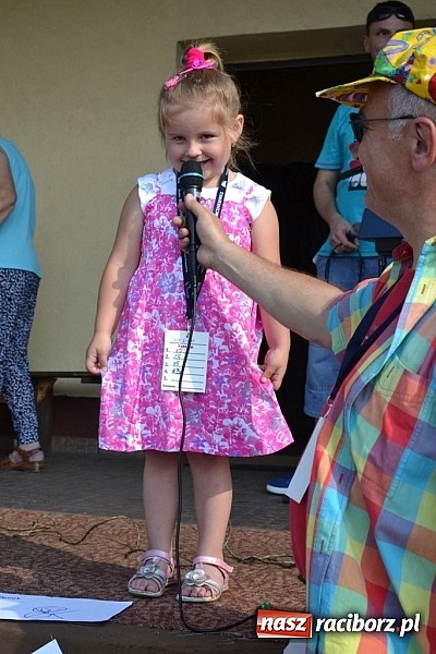 Zdjęcie w galerii na portalu naszraciborz.pl: Policjanci, strażacy i klaun zrobili furorę, piękna pogoda i mnóstwo atrakcji dopełniło reszty. Dzień Dziecka w Jankowicach za nami!  wiadomości z regionu