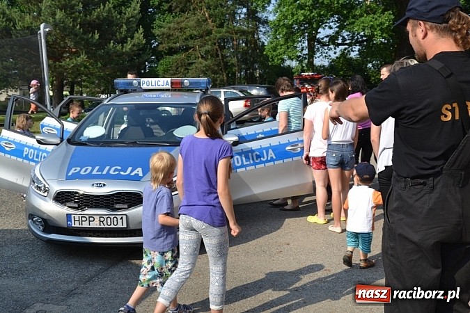 Zdjęcie w galerii na portalu naszraciborz.pl: Policjanci, strażacy i klaun zrobili furorę, piękna pogoda i mnóstwo atrakcji dopełniło reszty. Dzień Dziecka w Jankowicach za nami!  wiadomości z regionu