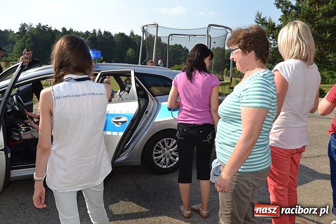 Zdjęcie w galerii na portalu naszraciborz.pl: Policjanci, strażacy i klaun zrobili furorę, piękna pogoda i mnóstwo atrakcji dopełniło reszty. Dzień Dziecka w Jankowicach za nami!  wiadomości z regionu