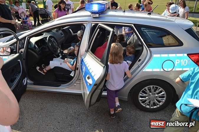 Zdjęcie w galerii na portalu naszraciborz.pl: Policjanci, strażacy i klaun zrobili furorę, piękna pogoda i mnóstwo atrakcji dopełniło reszty. Dzień Dziecka w Jankowicach za nami!  wiadomości z regionu