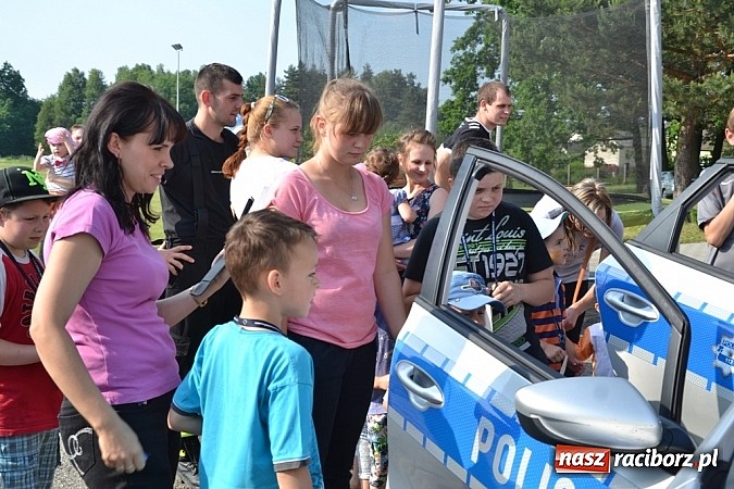 Zdjęcie w galerii na portalu naszraciborz.pl: Policjanci, strażacy i klaun zrobili furorę, piękna pogoda i mnóstwo atrakcji dopełniło reszty. Dzień Dziecka w Jankowicach za nami!  wiadomości z regionu