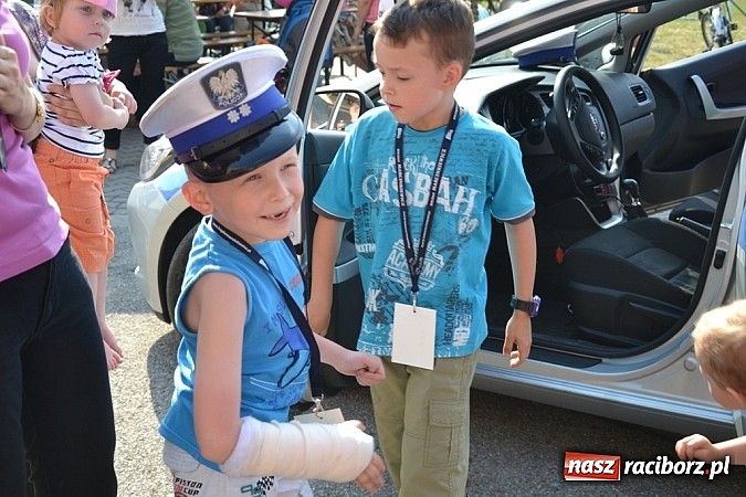 Zdjęcie w galerii na portalu naszraciborz.pl: Policjanci, strażacy i klaun zrobili furorę, piękna pogoda i mnóstwo atrakcji dopełniło reszty. Dzień Dziecka w Jankowicach za nami!  wiadomości z regionu