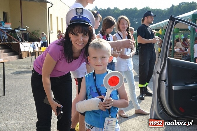 Zdjęcie w galerii na portalu naszraciborz.pl: Policjanci, strażacy i klaun zrobili furorę, piękna pogoda i mnóstwo atrakcji dopełniło reszty. Dzień Dziecka w Jankowicach za nami!  wiadomości z regionu
