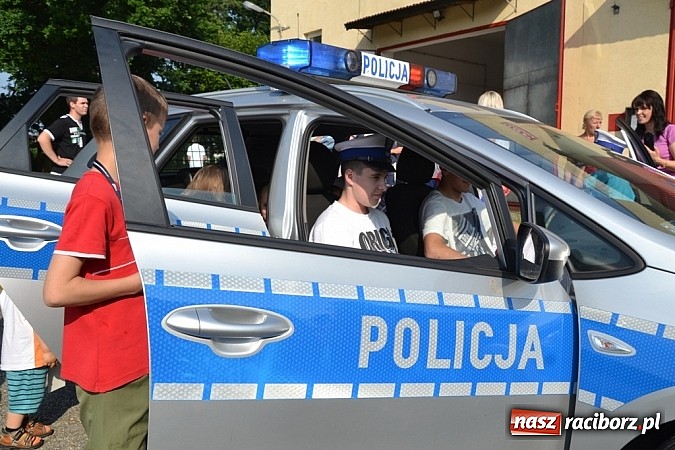 Zdjęcie w galerii na portalu naszraciborz.pl: Policjanci, strażacy i klaun zrobili furorę, piękna pogoda i mnóstwo atrakcji dopełniło reszty. Dzień Dziecka w Jankowicach za nami!  wiadomości z regionu