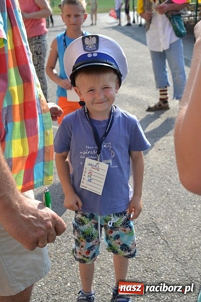 Zdjęcie w galerii na portalu naszraciborz.pl: Policjanci, strażacy i klaun zrobili furorę, piękna pogoda i mnóstwo atrakcji dopełniło reszty. Dzień Dziecka w Jankowicach za nami!  wiadomości z regionu