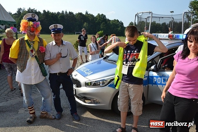 Zdjęcie w galerii na portalu naszraciborz.pl: Policjanci, strażacy i klaun zrobili furorę, piękna pogoda i mnóstwo atrakcji dopełniło reszty. Dzień Dziecka w Jankowicach za nami!  wiadomości z regionu
