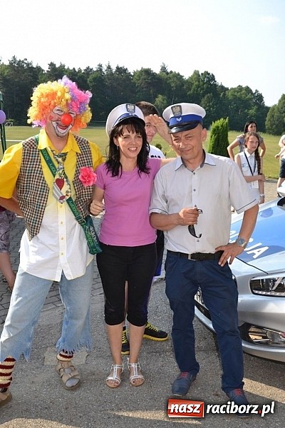 Zdjęcie w galerii na portalu naszraciborz.pl: Policjanci, strażacy i klaun zrobili furorę, piękna pogoda i mnóstwo atrakcji dopełniło reszty. Dzień Dziecka w Jankowicach za nami!  wiadomości z regionu