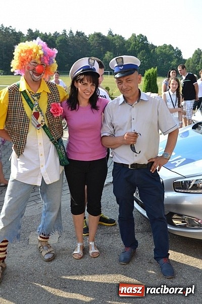 Zdjęcie w galerii na portalu naszraciborz.pl: Policjanci, strażacy i klaun zrobili furorę, piękna pogoda i mnóstwo atrakcji dopełniło reszty. Dzień Dziecka w Jankowicach za nami!  wiadomości z regionu