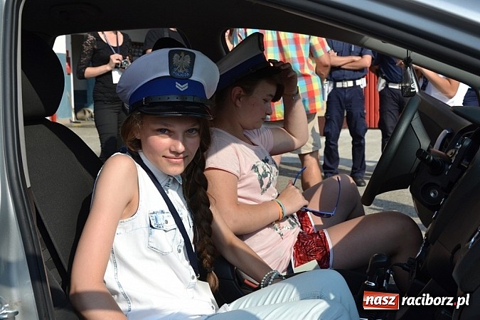 Zdjęcie w galerii na portalu naszraciborz.pl: Policjanci, strażacy i klaun zrobili furorę, piękna pogoda i mnóstwo atrakcji dopełniło reszty. Dzień Dziecka w Jankowicach za nami!  wiadomości z regionu