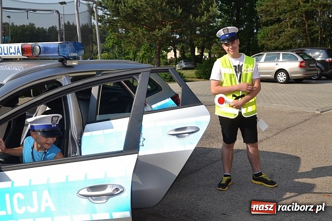 Zdjęcie w galerii na portalu naszraciborz.pl: Policjanci, strażacy i klaun zrobili furorę, piękna pogoda i mnóstwo atrakcji dopełniło reszty. Dzień Dziecka w Jankowicach za nami!  wiadomości z regionu