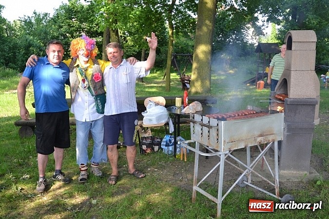 Zdjęcie w galerii na portalu naszraciborz.pl: Policjanci, strażacy i klaun zrobili furorę, piękna pogoda i mnóstwo atrakcji dopełniło reszty. Dzień Dziecka w Jankowicach za nami!  wiadomości z regionu