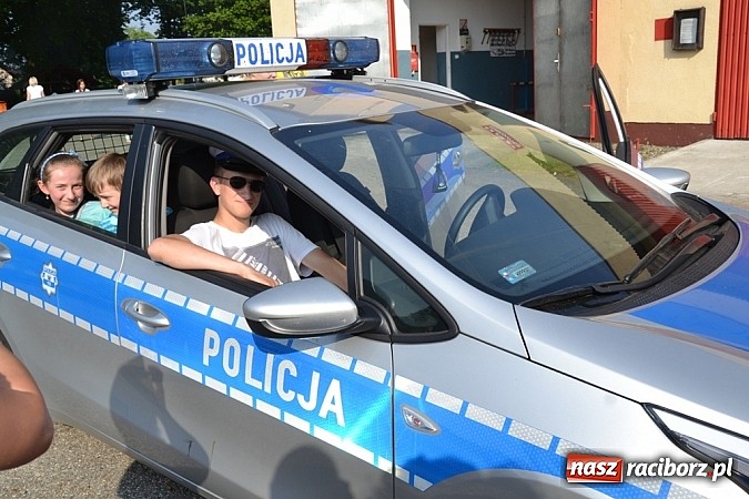 Zdjęcie w galerii na portalu naszraciborz.pl: Policjanci, strażacy i klaun zrobili furorę, piękna pogoda i mnóstwo atrakcji dopełniło reszty. Dzień Dziecka w Jankowicach za nami!  wiadomości z regionu