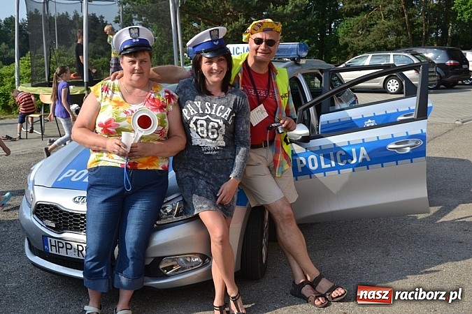 Zdjęcie w galerii na portalu naszraciborz.pl: Policjanci, strażacy i klaun zrobili furorę, piękna pogoda i mnóstwo atrakcji dopełniło reszty. Dzień Dziecka w Jankowicach za nami!  wiadomości z regionu