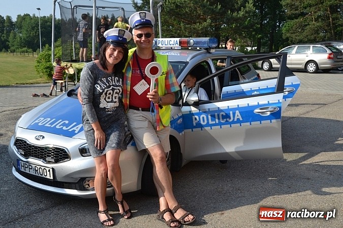 Zdjęcie w galerii na portalu naszraciborz.pl: Policjanci, strażacy i klaun zrobili furorę, piękna pogoda i mnóstwo atrakcji dopełniło reszty. Dzień Dziecka w Jankowicach za nami!  wiadomości z regionu