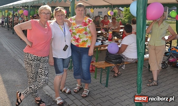 Zdjęcie w galerii na portalu naszraciborz.pl: Policjanci, strażacy i klaun zrobili furorę, piękna pogoda i mnóstwo atrakcji dopełniło reszty. Dzień Dziecka w Jankowicach za nami!  wiadomości z regionu