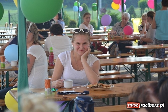 Zdjęcie w galerii na portalu naszraciborz.pl: Policjanci, strażacy i klaun zrobili furorę, piękna pogoda i mnóstwo atrakcji dopełniło reszty. Dzień Dziecka w Jankowicach za nami!  wiadomości z regionu