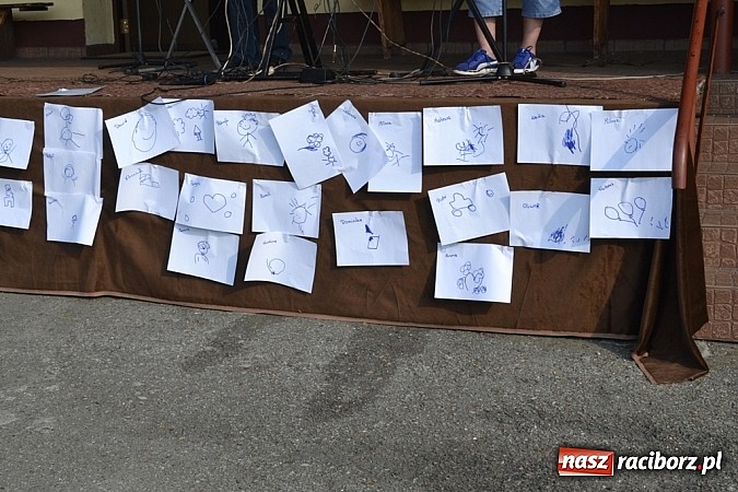 Zdjęcie w galerii na portalu naszraciborz.pl: Policjanci, strażacy i klaun zrobili furorę, piękna pogoda i mnóstwo atrakcji dopełniło reszty. Dzień Dziecka w Jankowicach za nami!  wiadomości z regionu