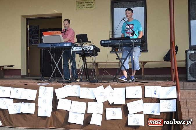 Zdjęcie w galerii na portalu naszraciborz.pl: Policjanci, strażacy i klaun zrobili furorę, piękna pogoda i mnóstwo atrakcji dopełniło reszty. Dzień Dziecka w Jankowicach za nami!  wiadomości z regionu