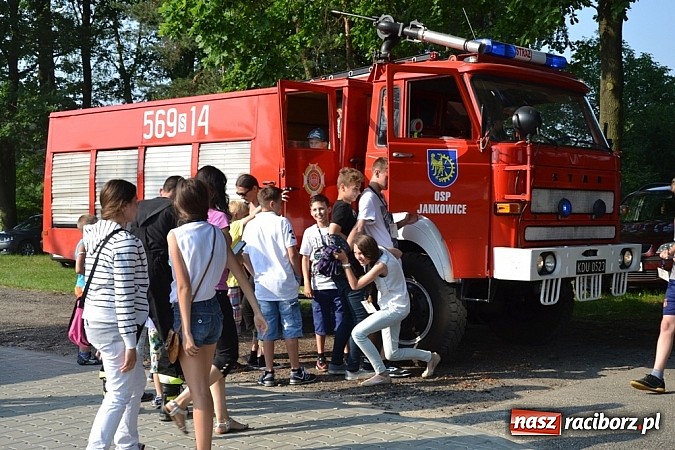 Zdjęcie w galerii na portalu naszraciborz.pl: Policjanci, strażacy i klaun zrobili furorę, piękna pogoda i mnóstwo atrakcji dopełniło reszty. Dzień Dziecka w Jankowicach za nami!  wiadomości z regionu