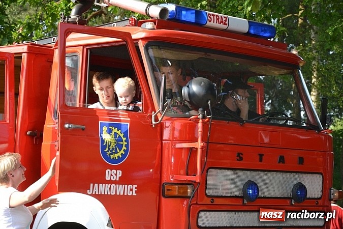 Zdjęcie w galerii na portalu naszraciborz.pl: Policjanci, strażacy i klaun zrobili furorę, piękna pogoda i mnóstwo atrakcji dopełniło reszty. Dzień Dziecka w Jankowicach za nami!  wiadomości z regionu