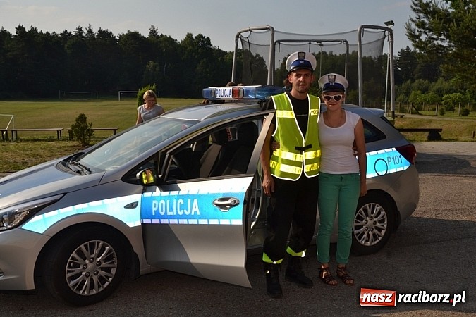 Zdjęcie w galerii na portalu naszraciborz.pl: Policjanci, strażacy i klaun zrobili furorę, piękna pogoda i mnóstwo atrakcji dopełniło reszty. Dzień Dziecka w Jankowicach za nami!  wiadomości z regionu