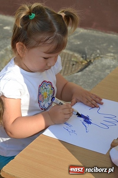 Zdjęcie w galerii na portalu naszraciborz.pl: Policjanci, strażacy i klaun zrobili furorę, piękna pogoda i mnóstwo atrakcji dopełniło reszty. Dzień Dziecka w Jankowicach za nami!  wiadomości z regionu